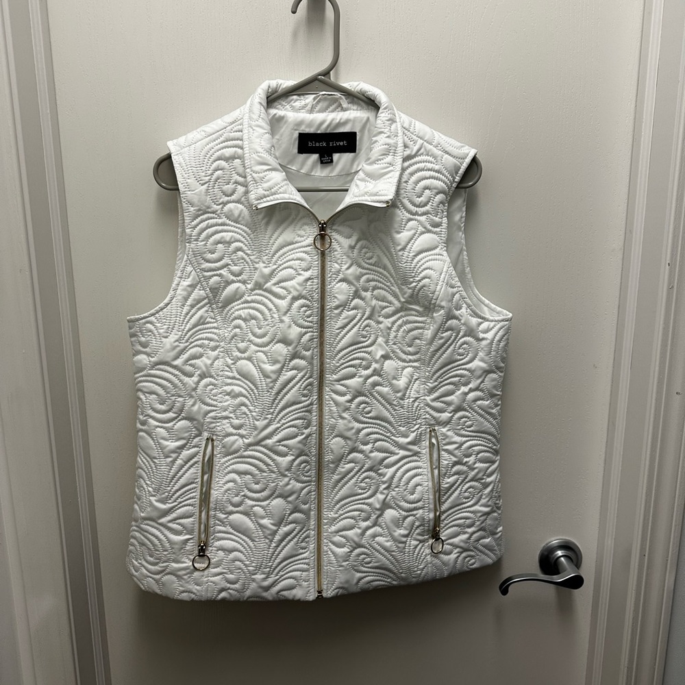 White stitched vest with cold zipper
